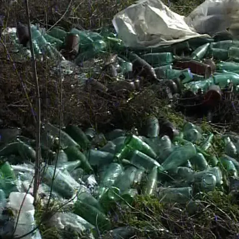 Drumul care face legătura între Brăila şi Galaţi este plin de gunoaie 