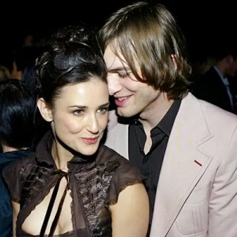 Ashton Kutcher o filmează pe Demi Moore în timpul unei şedinţe foto