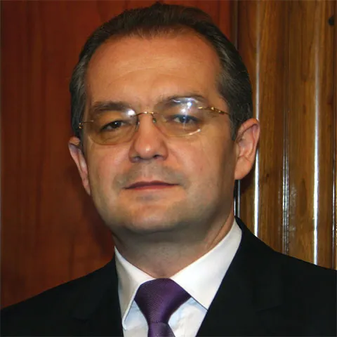 Boc le dă miniştrilor două luni pentru a pune la punct descentralizarea