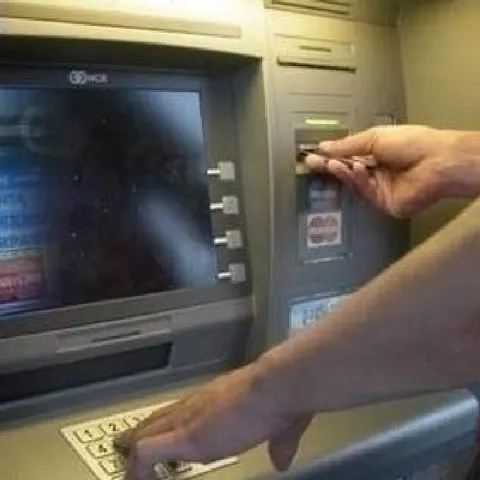 Cardurile şi bancomatele BCR nu vor funcţiona pe 7 martie, între orele 1.00 şi 3.00