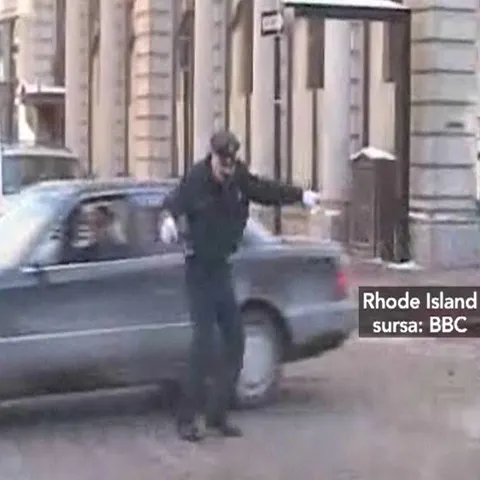 Un poliţist american dirijează circulaţia cu mişcări de break-dance