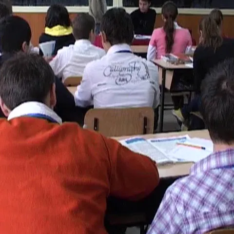 Patru liceeni sunt cercetaţi pentru vătămare corporală, după ce şi-au înţepat colegele cu ace şi compasuri 
