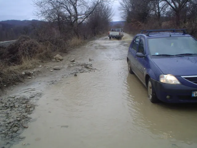 Drumul judeţean 205E Vidra - Vizantea - Câmpuri e plin de gropi
