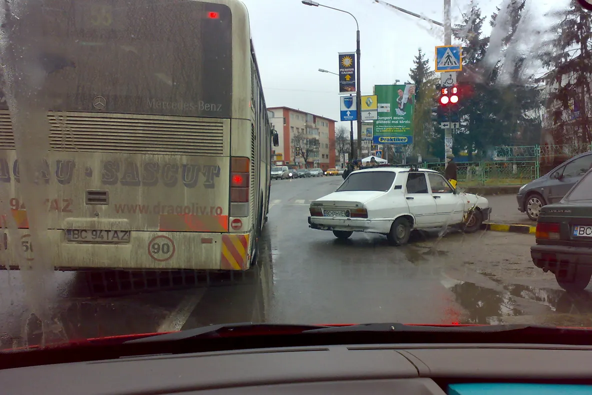 Un şofer a blocat o bandă de circulaţie în centrul Bacăului