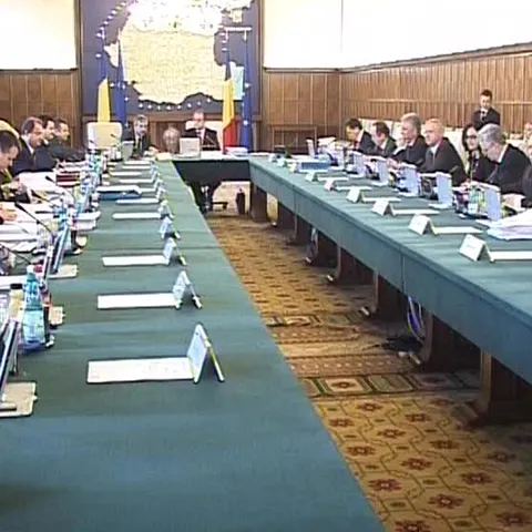 Numărul de funcţionari şi formalităţile birocratice trebuie reduse, potrivit preşedintelui Băsescu
