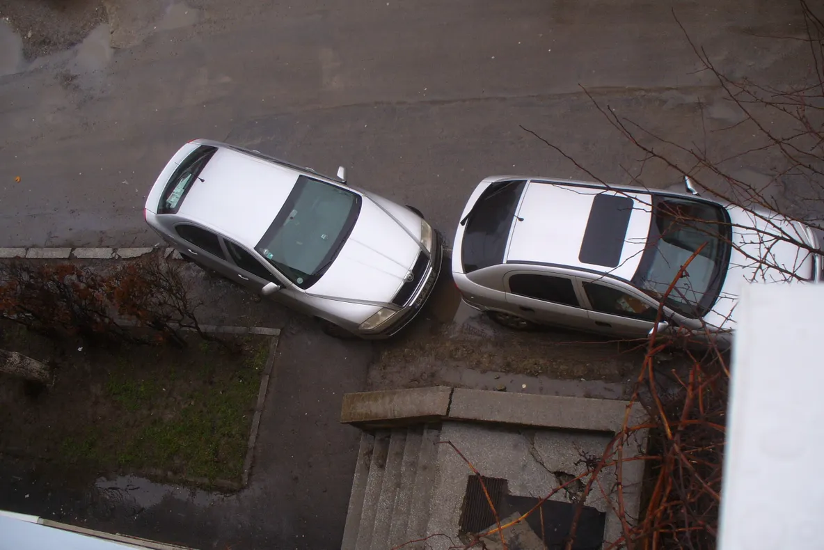 Un şofer a blocat intrarea într-un bloc din Suceava