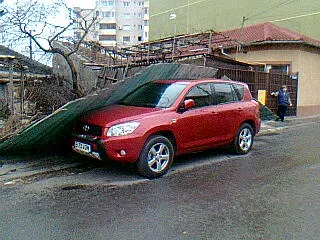 Atenţie, cad gardurile!