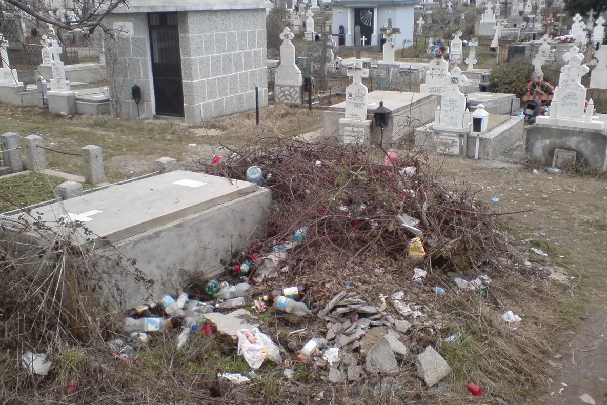 Un cimitir din Piteşti a devenit groapă de gunoi