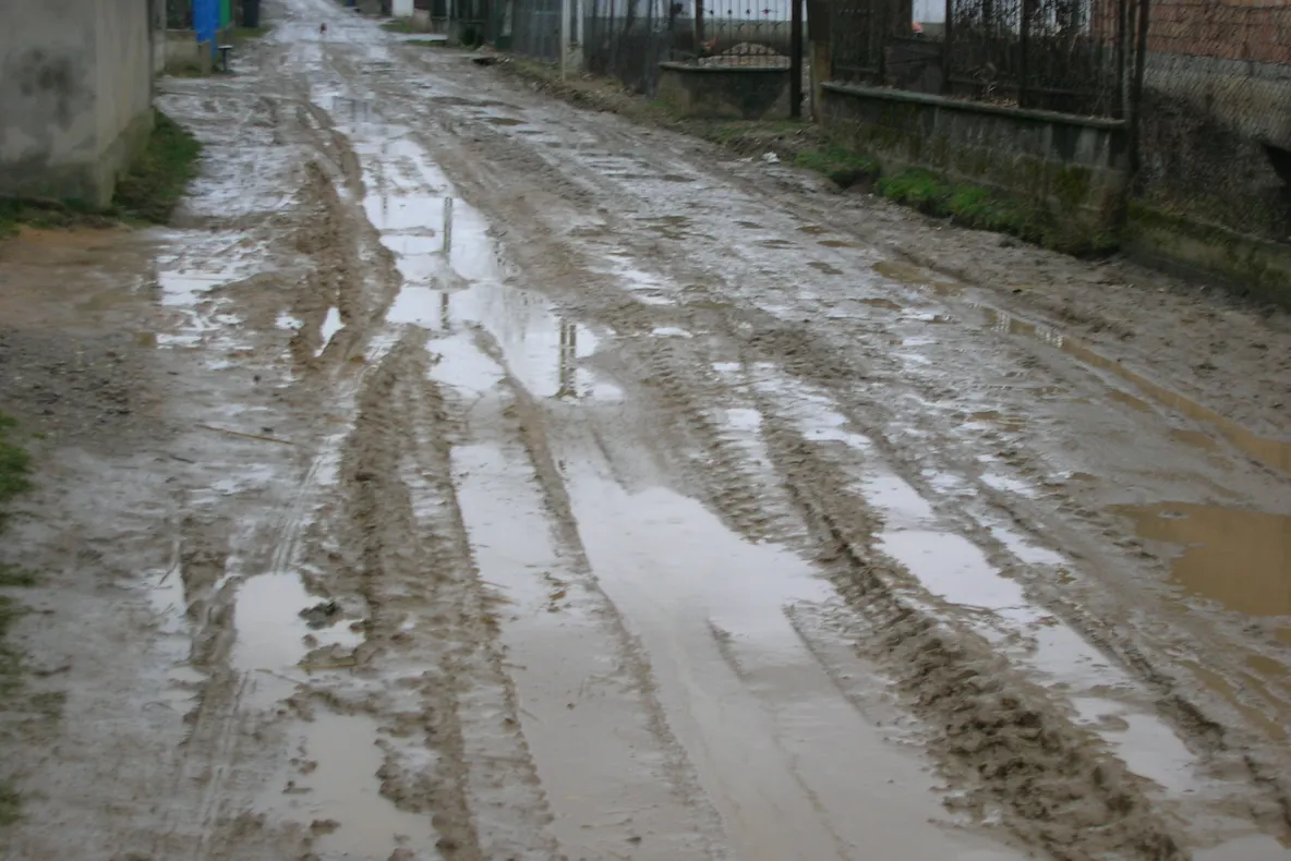 O stradă din Topa de Criş a devenit impracticabilă din cauza lucrărilor la sistemul de canalizare