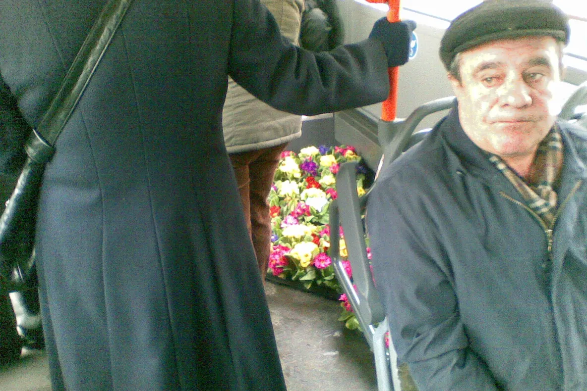 Dacă nu aveți timp să mergeți la piață, puteți cumpăra flori din autobuz