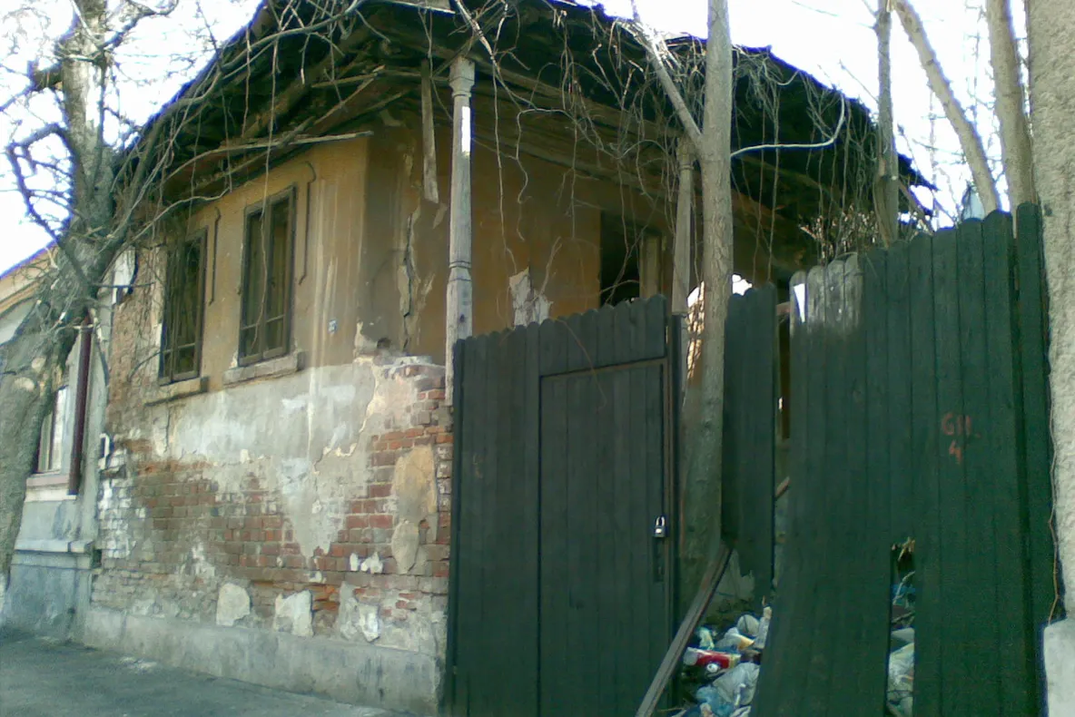 Pe mai multe străzi din sectorul 5 casele stau să cadă
