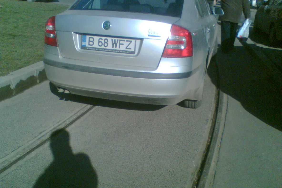 Maşină parcată pe linia de tramvai