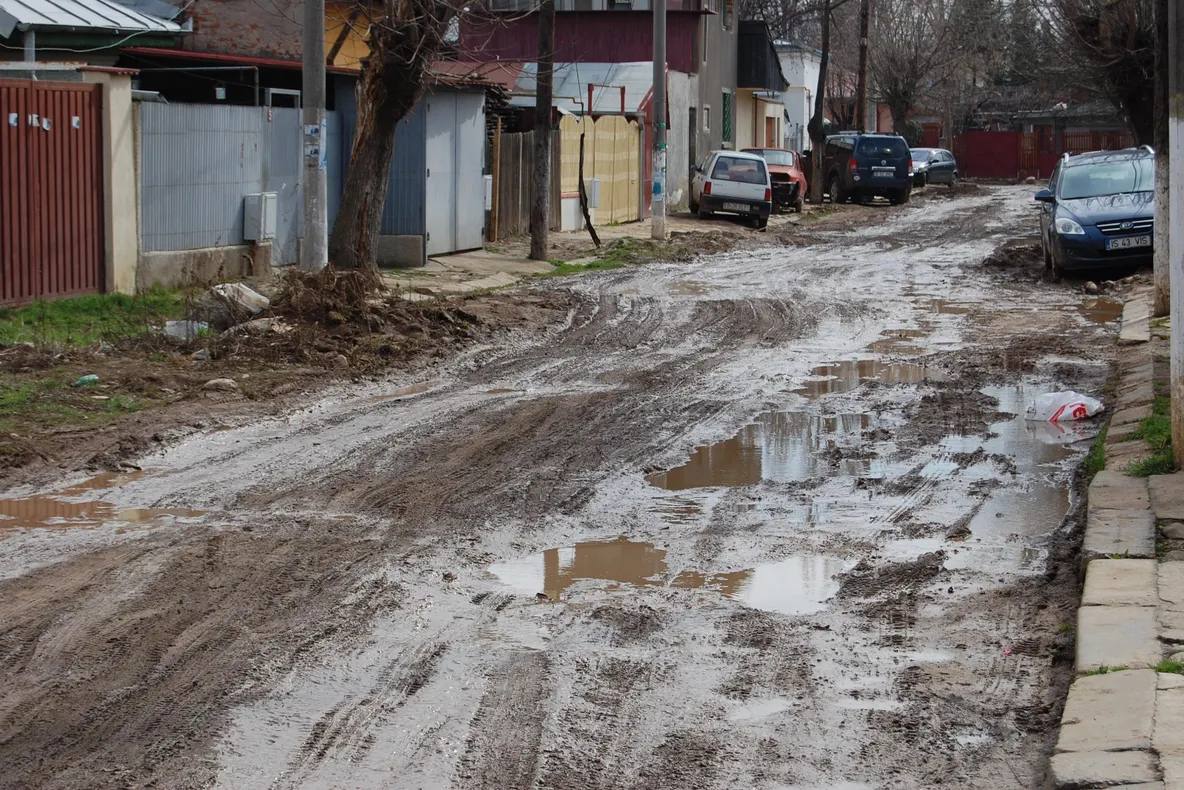 Locuitorii unei străzi din sectorul 5 aşteaptă de 18 luni finalizarea lucrărilor de reabilitare