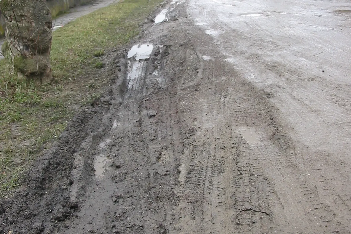 O stradă din Cluj, plină de gropi
