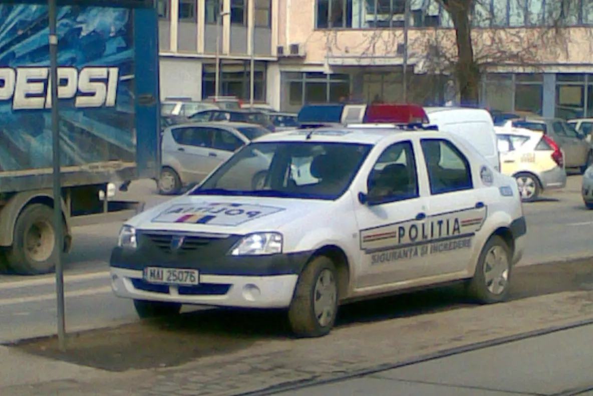 Maşina poliţiei parcată pe trecerea de pietoni