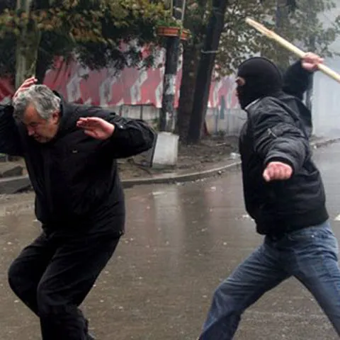 Ciocniri între manifestanţi antiguvernamentali şi poliţie în faţa parlamentului georgian