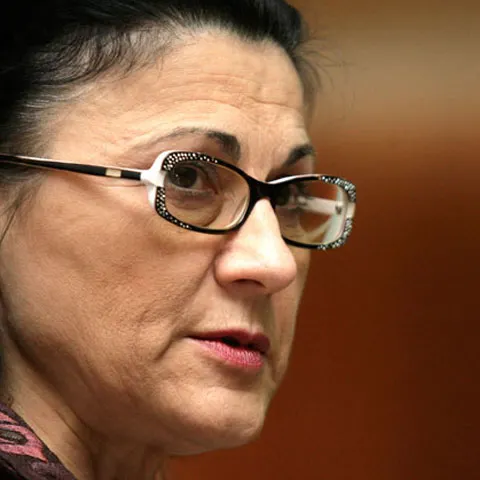 Dascălii trebuie să urmărească tot ce fac elevii şi să le spună părinţilor, potrivit unui proiect iniţiat de Ministerul Educaţiei 