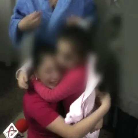 O fetiţă de 6 ani din Bacău şi-a prins mâna într-un automat de dulciuri