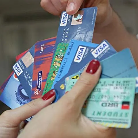 Cardul, mai avantajos decât împrumutul de nevoi