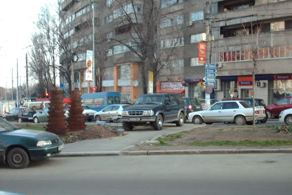 Parcarea pe trotuar, în Bucureşti