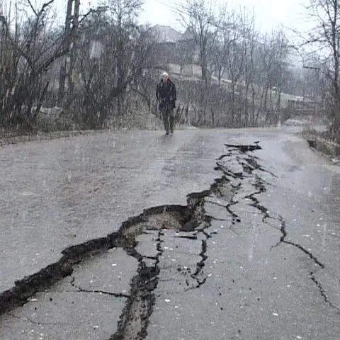 O porţiune din DN 712 A s-a rupt din cauza unei alunecări de teren