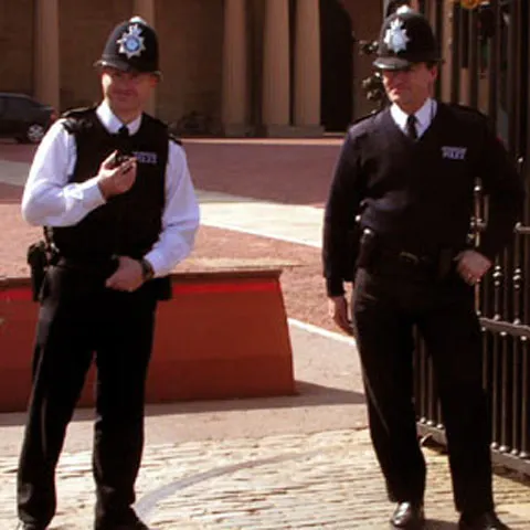 Peste 1.000 de poliţişti din Marea Britanie sunt criminali condamnaţi