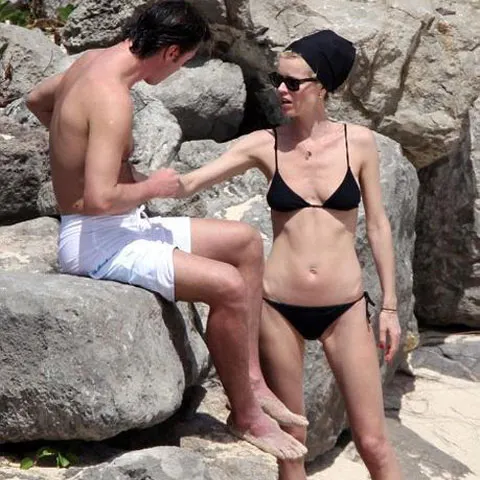 Eva Herzigova şi-a pierdut formele - FOTO