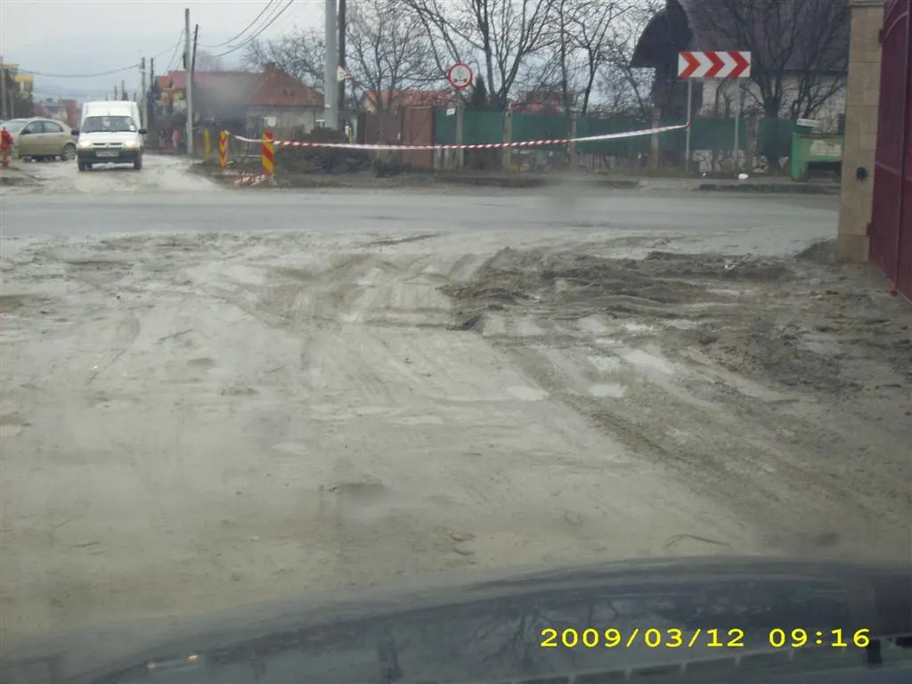 Locuitorii unei străzi din Cluj-Napoca reclamă faptul că strada lor, deşi distrusă, n-a fost asfaltată de 10 ani