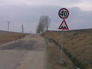 Un drum recent reparat s-a surpat din nou