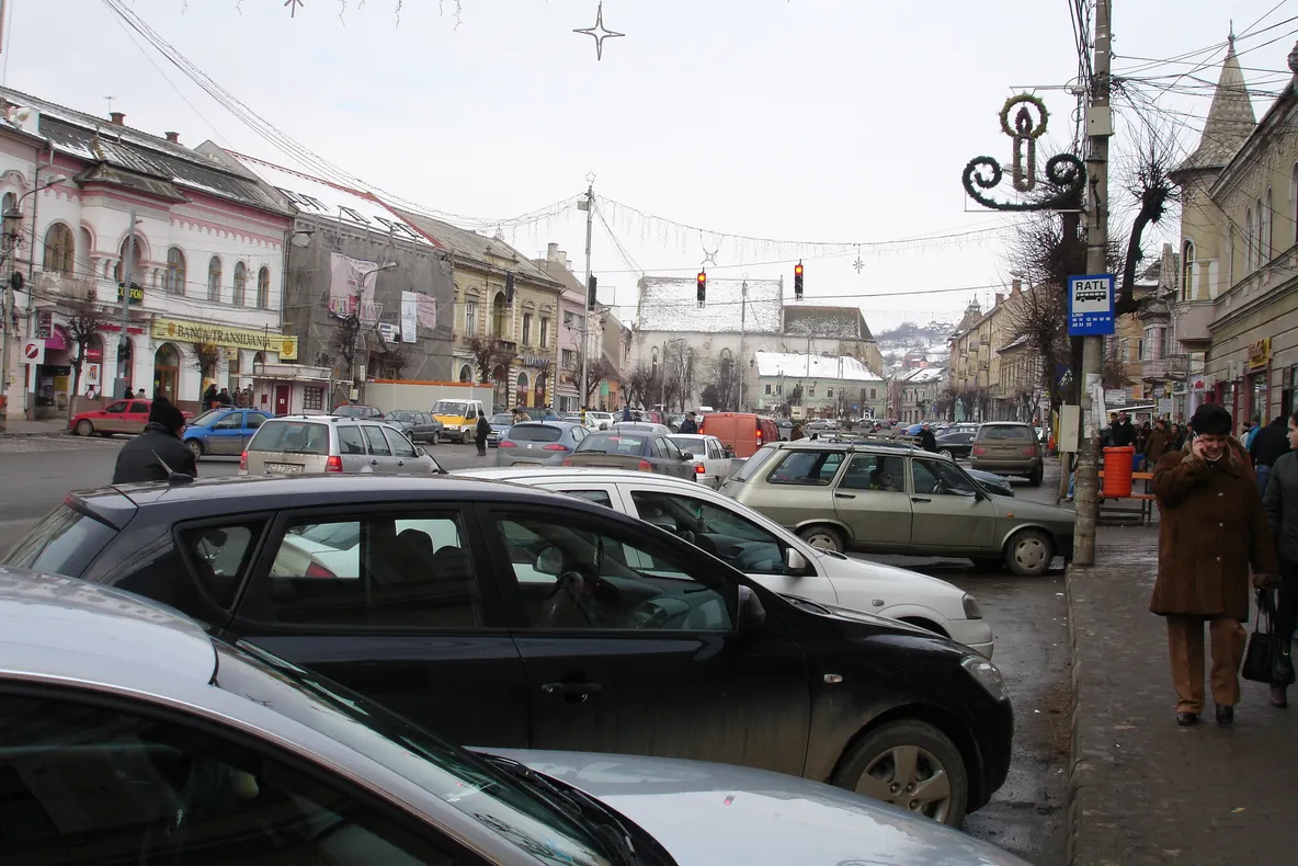 Maşini parcare în staţia de autobuz
