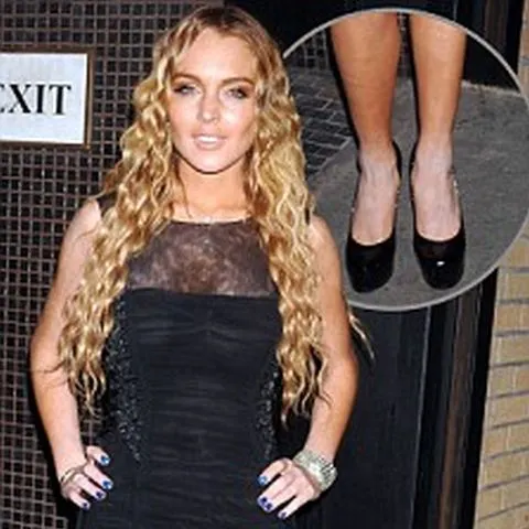 Lindsay Lohan vinde produse autobronzante, dar nu ştie să le folosească - VEZI FOTO