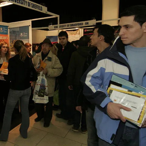 Studenţii români pot câştiga burse de 6.000 de euro la universităţi din străinătate