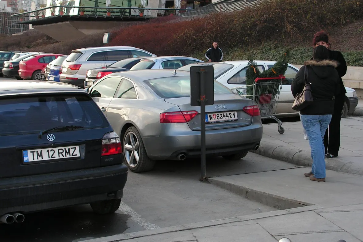 Rampa de acces pentru persoanele cu dizabilităţi, blocată de o maşină