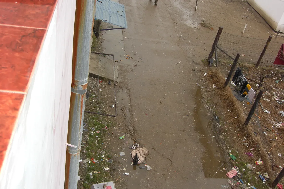 Gunoaiele dintre blocuri, în Baia Mare