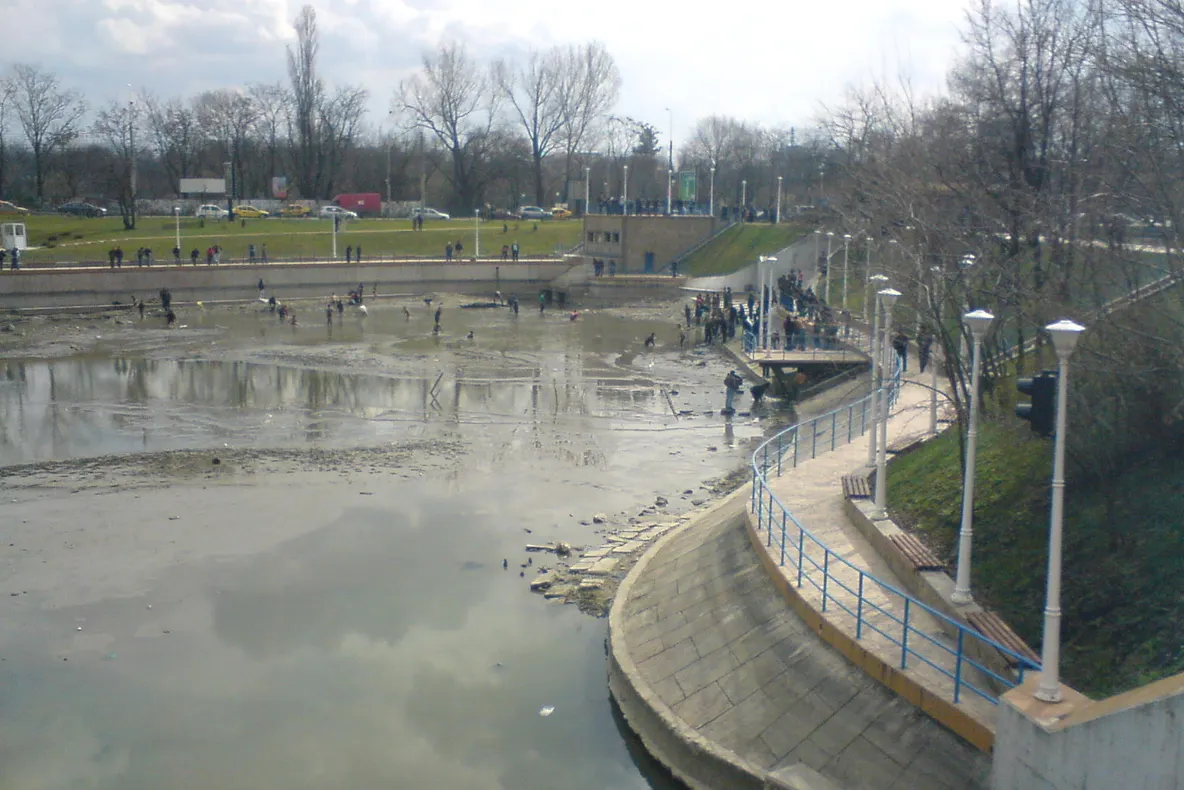 Muncitorii chinezi la pescuit pe Herăstrău