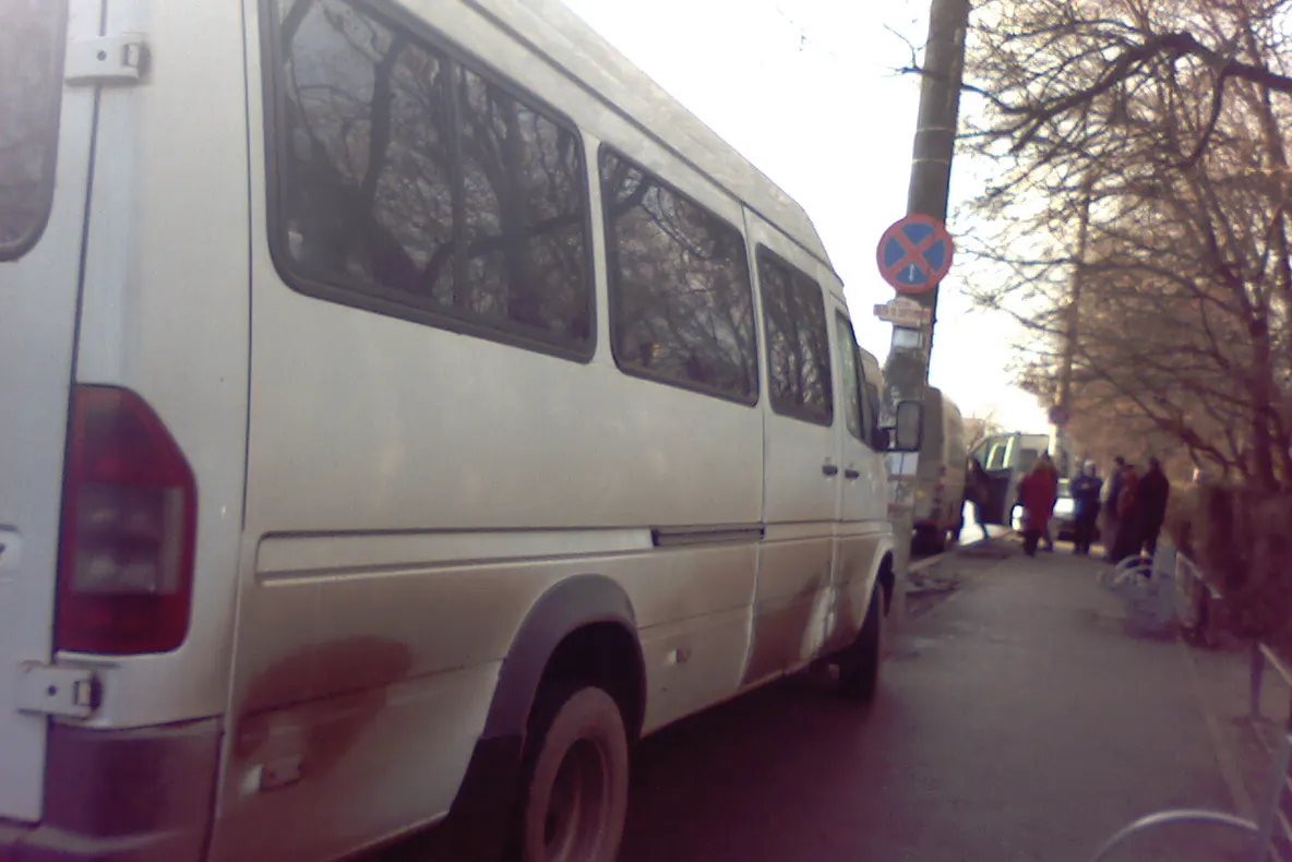 Staţie de maxi taxi, capăt de linie şi taxiuri parcate pe şosea, Calea 13 Septembrie