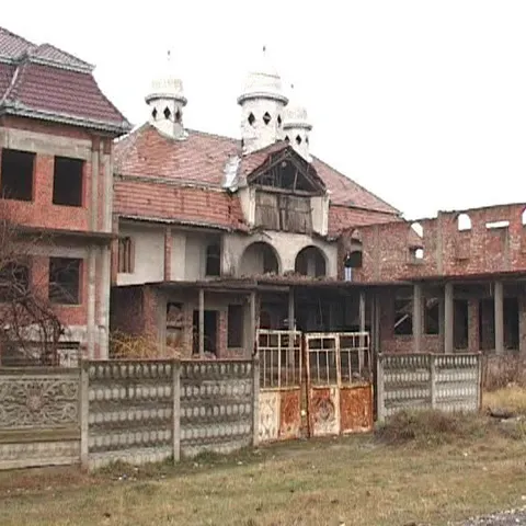 Romii din Recaş, judeţul Timiş, şi-au părăsit palatele pentru că nu mai au bani să le construiască