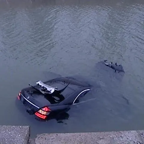  O maşină a plonjat în râul Dâmboviţa, după ce şoferul a încurcat frâna cu acceleraţia