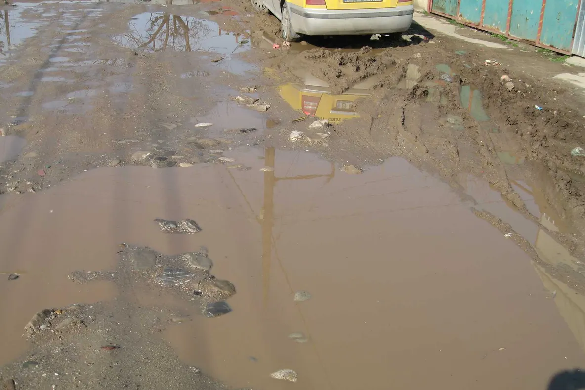 Strada Nehoiaşi din sectorul 5, de 3 ani plină de gropi