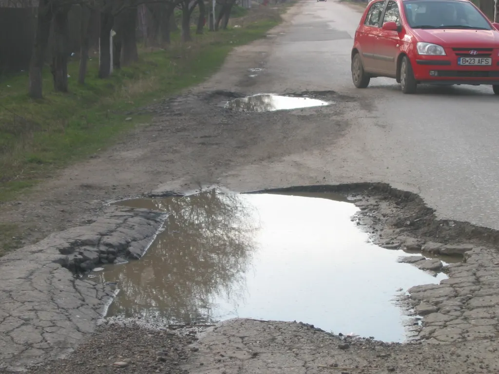 Craterele drumului judeţean 711