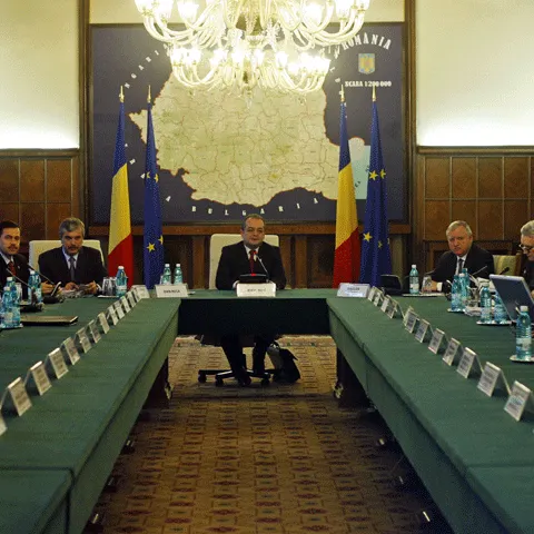 Pachetul anticriză al Guvernului conţine 23 de soluţii. Ce măsuri anticriză credeţi că ar trebui să ia Guvernul?