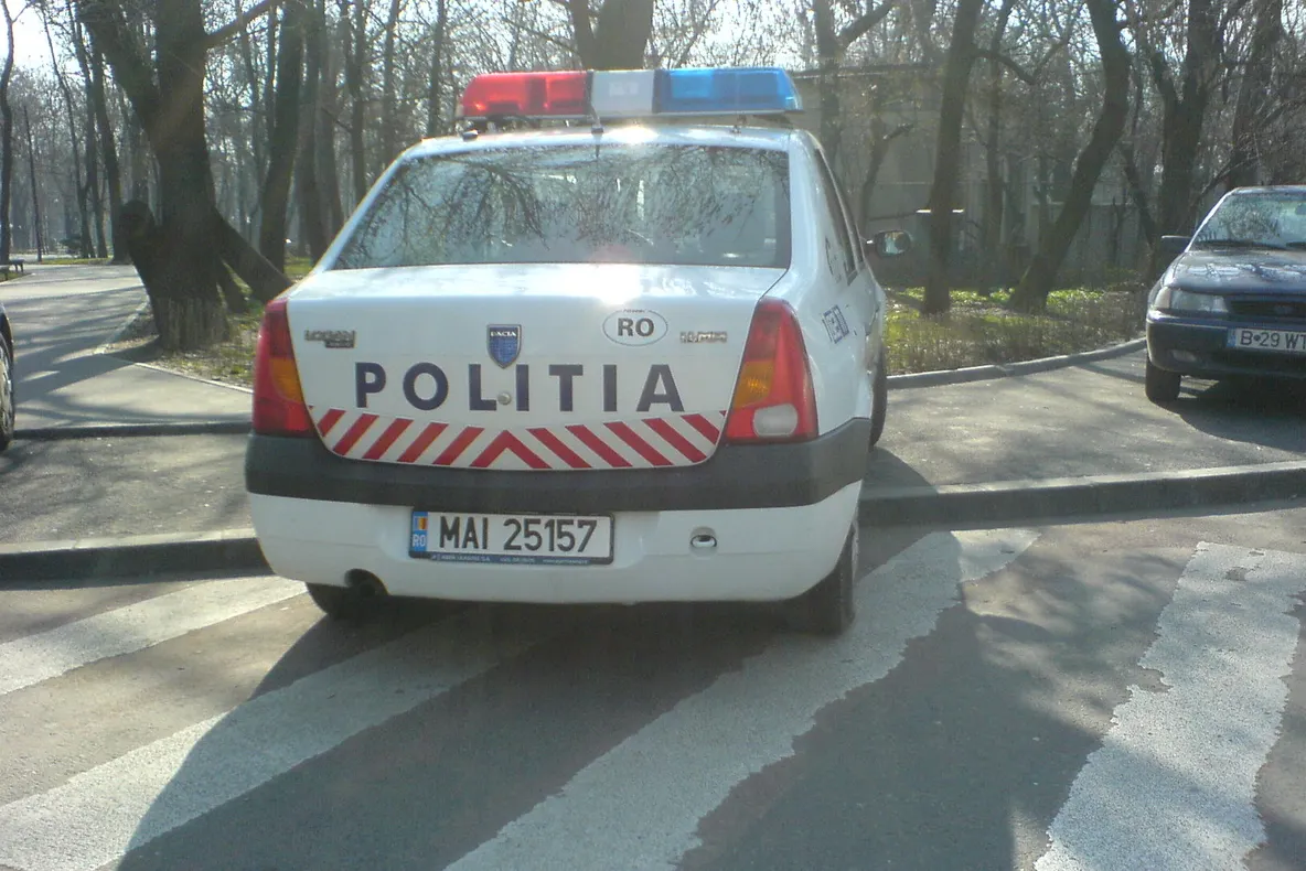 Trecerea de pietoni, nici măcar poliţia nu o mai respectă