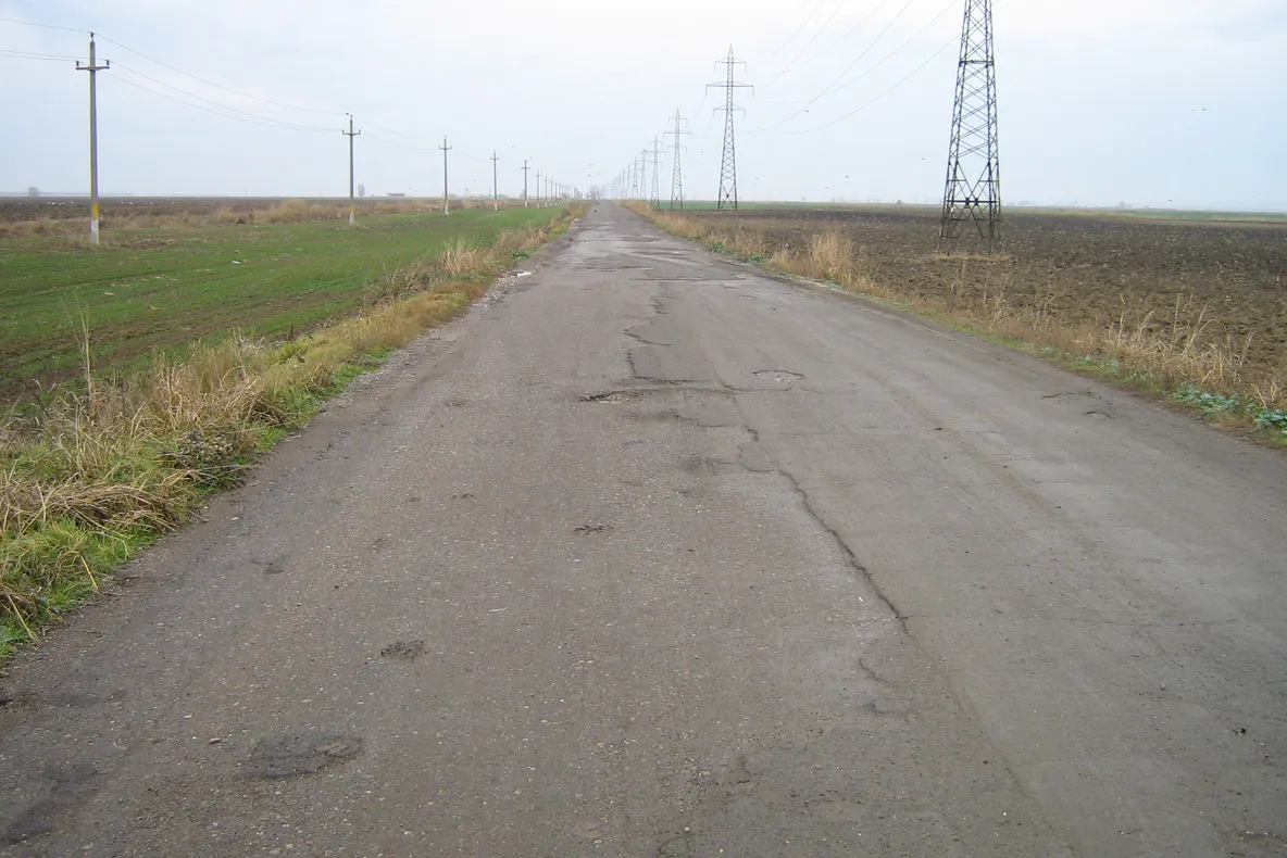 Şoseaua care străbate Insula Mare a Brăilei, degradată în totalitate