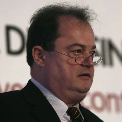 Blaga afirmă că pot fi reabilitate termic 50.000 de apartamente, în 2009