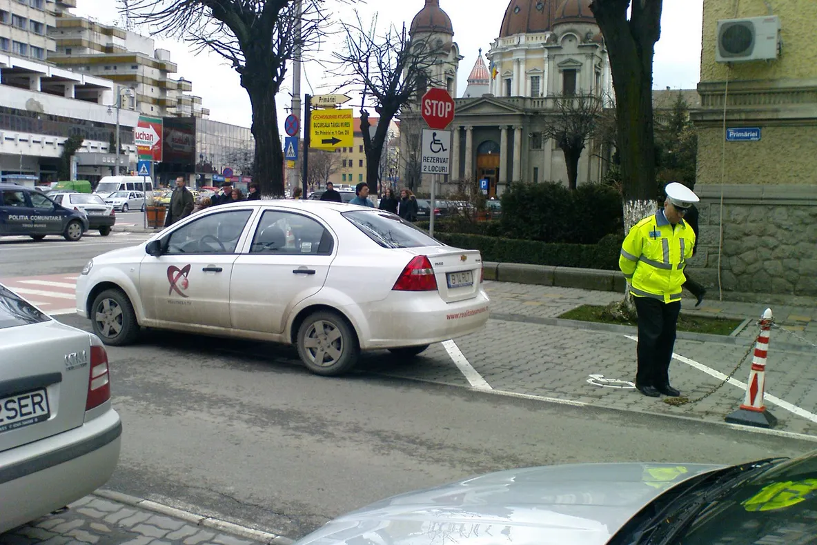 Parcarea lângă trecerea de pietoni