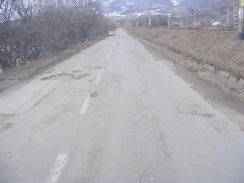 O porţiune a drumului Comăneşti din judeţul Bacău, plină de gropi