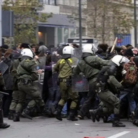 Chişinăul se loveşte de problemele Greciei: proteste în stradă după uciderea unui tânăr de către poliţie