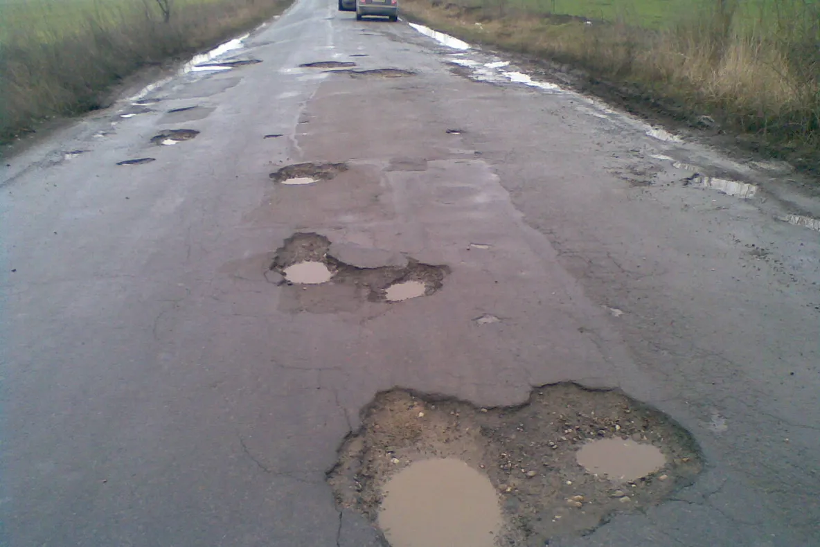 Drumul dintre localitatea Cuca şi Galaţi, groapă lângă groapă