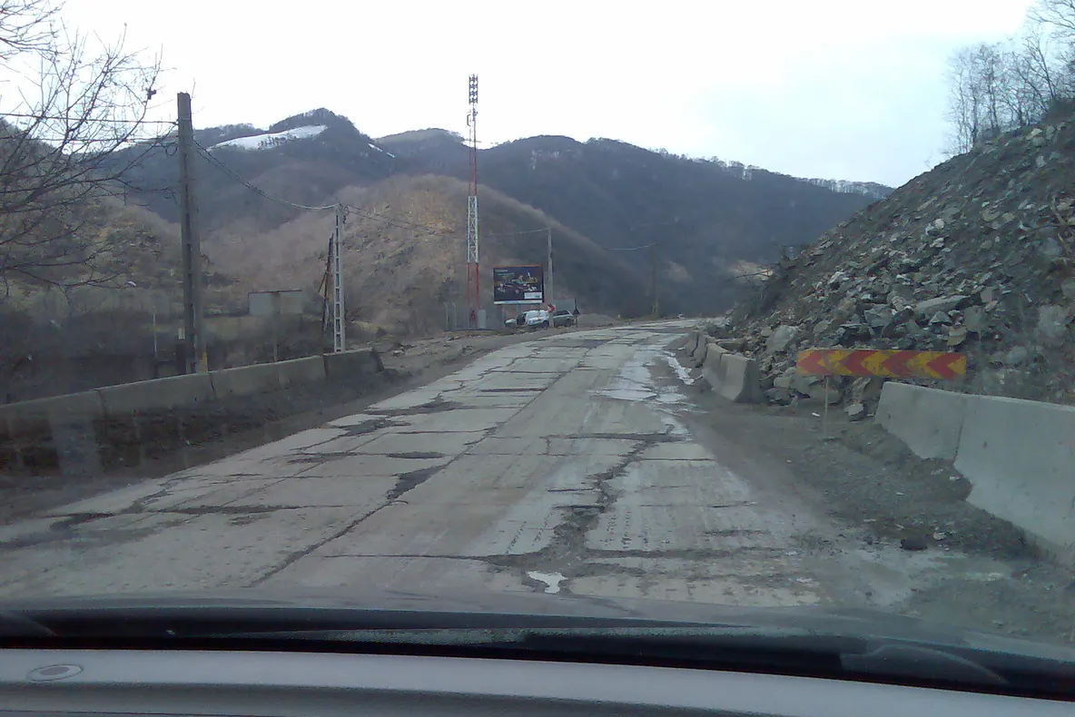 Timişoara-Herculane, şosea nereparată de ani de zile