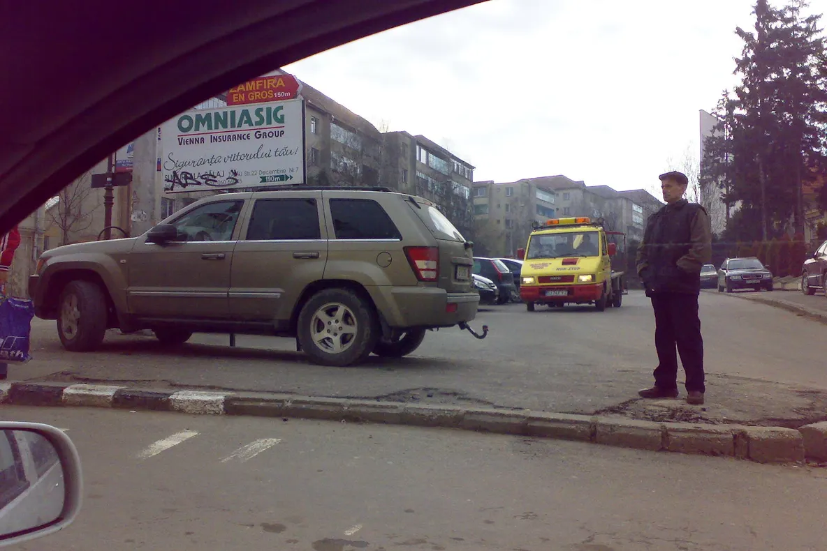 Jeepul de pe trotuar, în oraşul Zalău